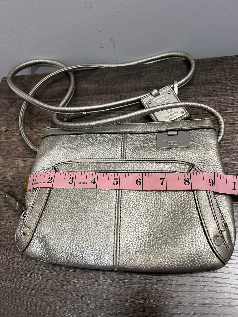 Tignanello Metallic Silver Pebbled Leather Crossbody with Keyring EUC - Picture 9 of 12